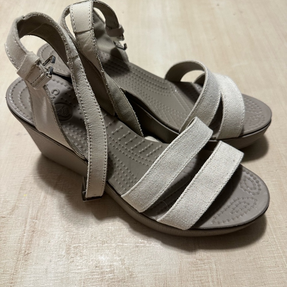 CROCS Leigh II Strappy Wedge Sandals in Mushroom/Oatmeal size 8 - Picture 6 of 12